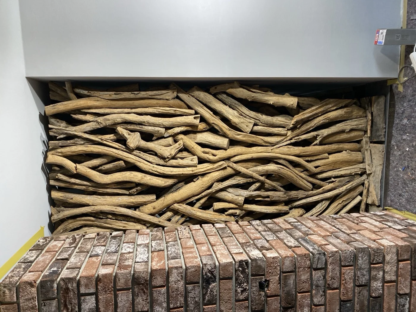 Dekoratives Außenelement mit Holzverkleidung und Ziegelsteinen als Sichtschutz