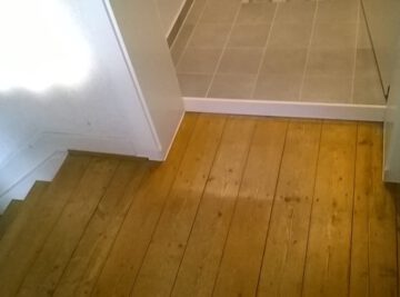 Handwerker bei der professionellen Bodenverlegung